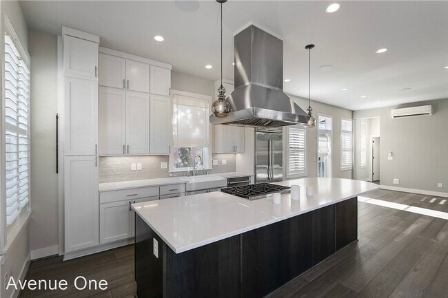 Building Photo - 3 br, 2.5 bath House - 957 W McGraw St #2