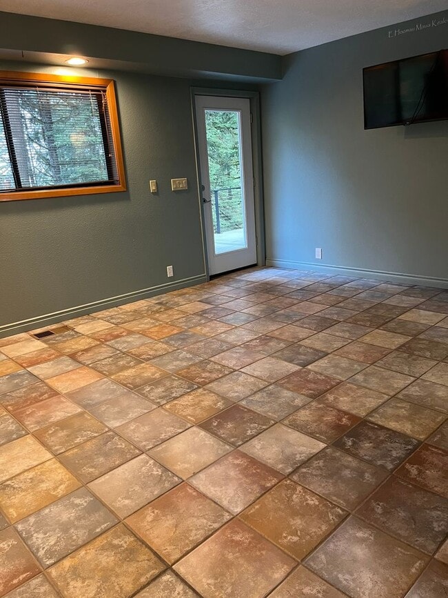 Building Photo - Stunning, Large 1-bedroom Unit in the Forest above McMinnville