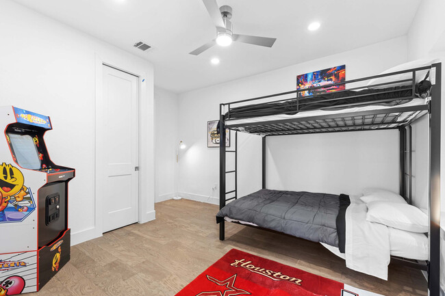 Building Photo - 2109 McGowen St