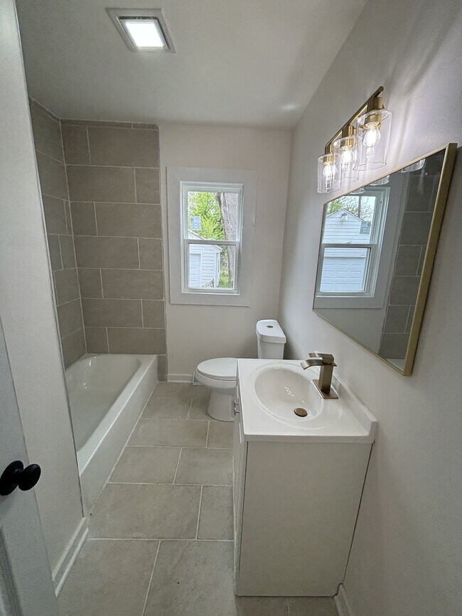 Building Photo - 621 W 44th Pl