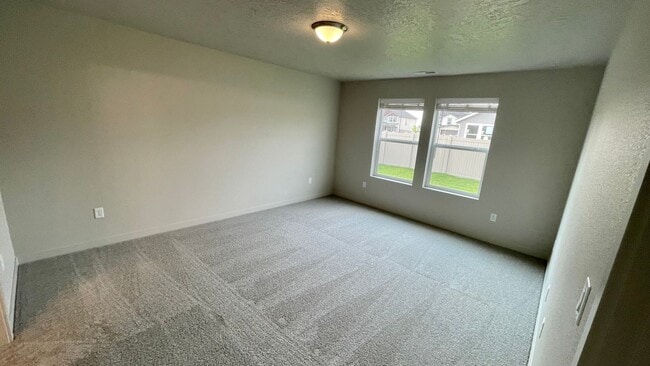 Building Photo - $2,199.00 / Large 4 bed 2 bath / 3 car gar...