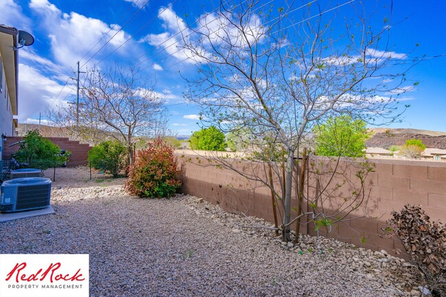 Building Photo - End Unit Fossil Hills Townhome with 3 Beds and 2.5 Baths