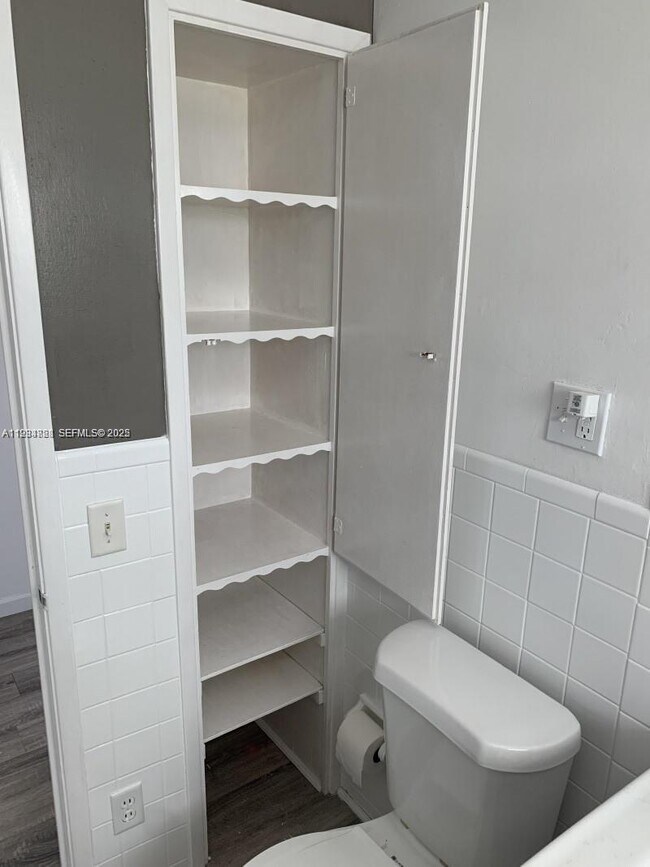 Building Photo - 707 Greenbriar Dr