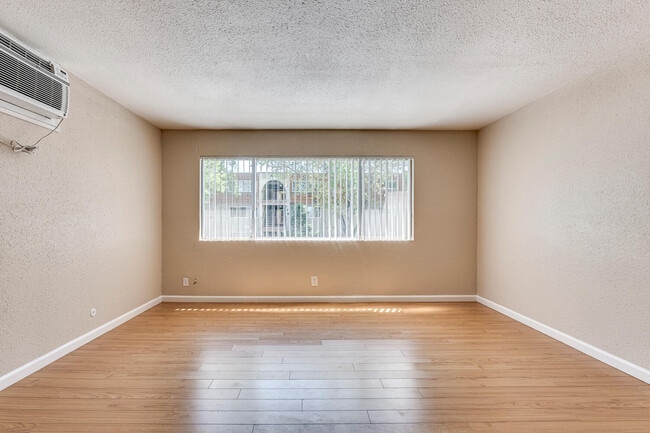 Building Photo - Evergreen Apartments