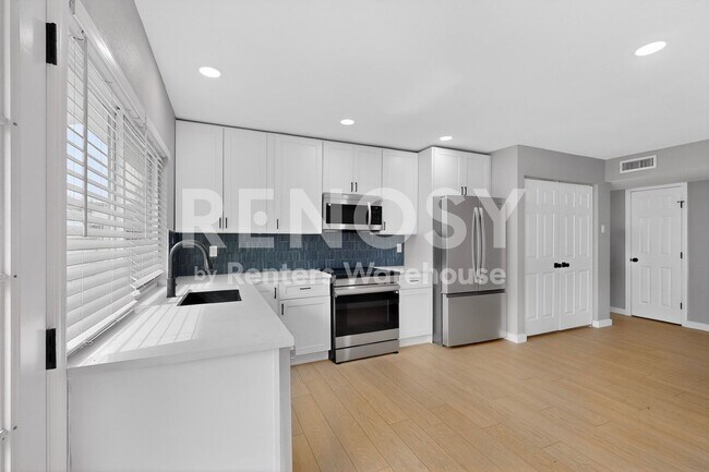 Building Photo - Carrollton GEM Ready For Move-in  ****Rent Concession - 2nd Month Free****