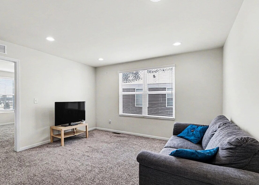 Building Photo - 49772 Shoreline Dr