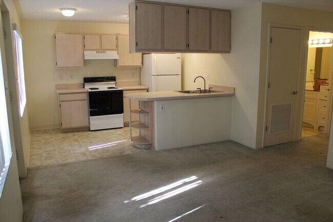 Building Photo - Up Coming - 2 bedroom/2 bath Condo!