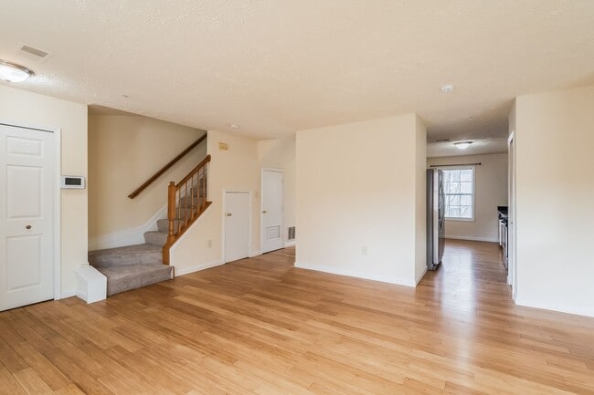 Building Photo - Spacious Townhome with 2 assigned parking spots