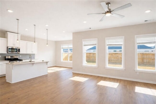 Building Photo - 6005 SW Desert Ave