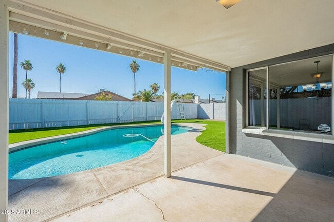 Building Photo - 1715 E El Parque Dr
