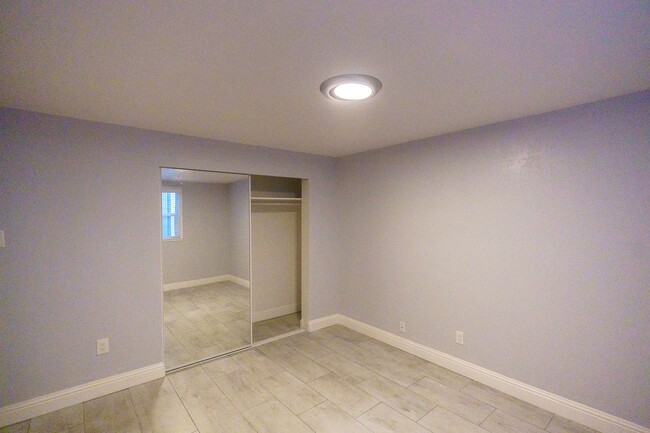 Building Photo - In-Unit Laundry! Spacious 1-Bedroom, 1-Bat...