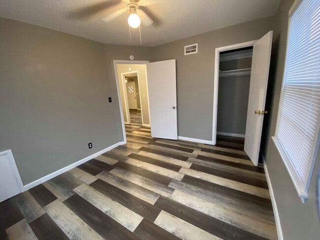 Building Photo - 3 Bedroom On West Side!