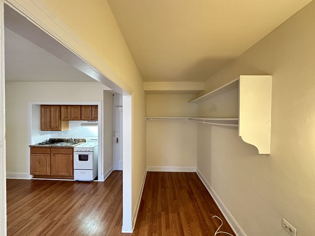 Building Photo - 3335 W Diversey Ave