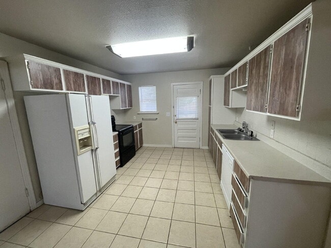 Building Photo - 2507 Kenosha Ave