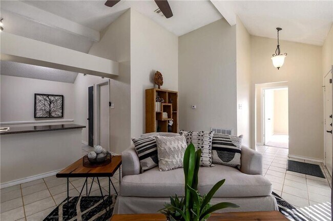 Building Photo - Freshly Renovated! Great Location! Such a sweet home