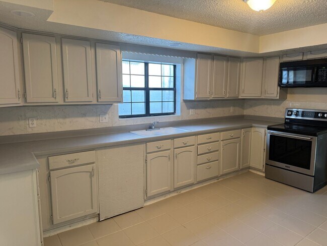 Building Photo - 607 Tenny Ave