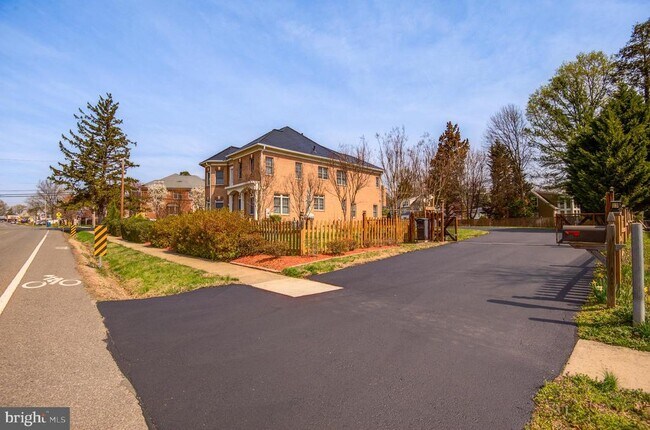 Building Photo - 4303 Evergreen Ln