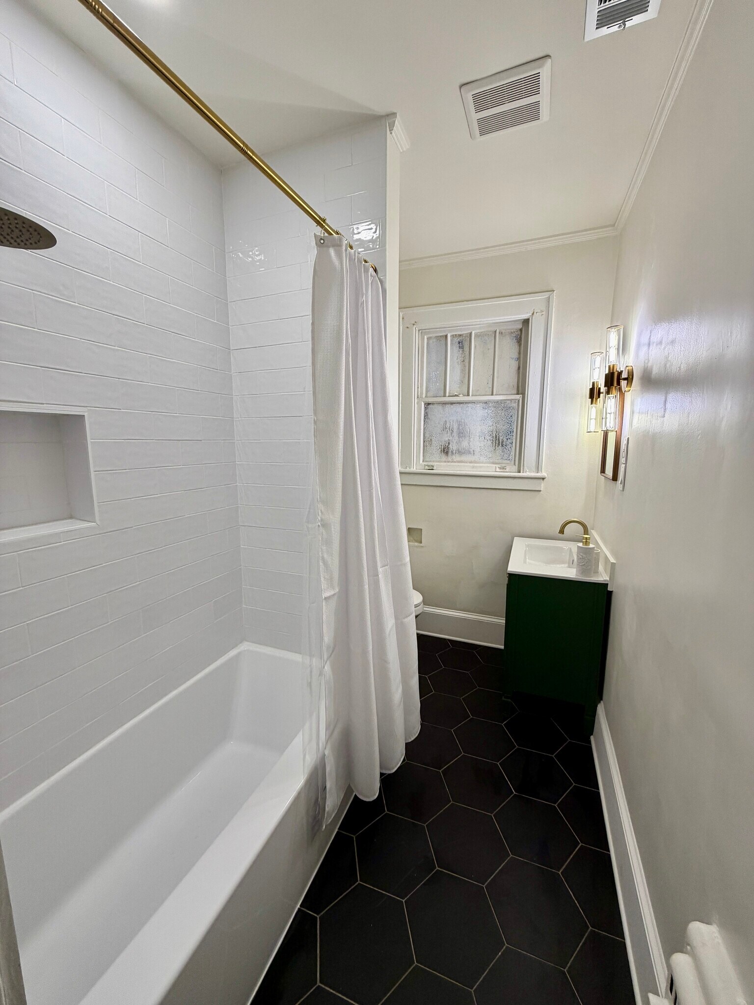 Building Photo - 726 E 40th St