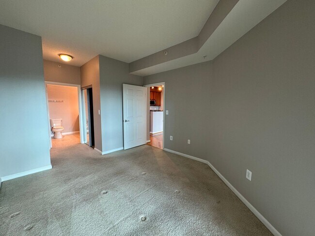Building Photo - Bright 1 Bed 1 Bath Condo With Sunroom In ...