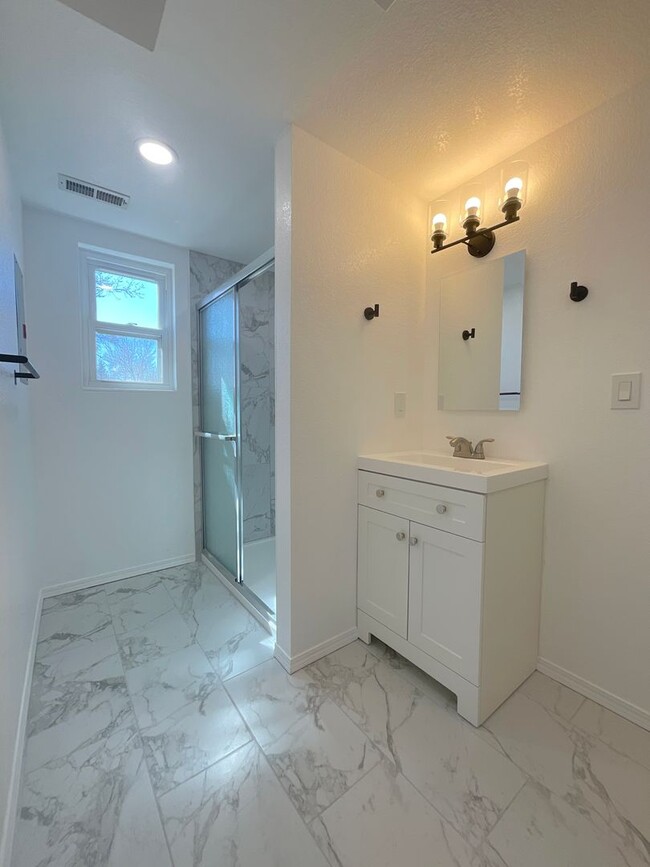 Building Photo - 5 Bedroom Home Available Near Research Pkw...