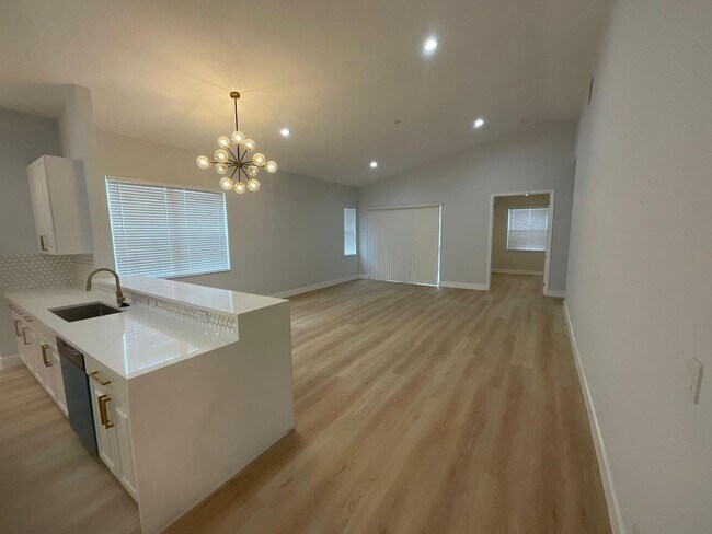 Building Photo - Luxury-Style 3BR Home in Prime West Palm Beach Location