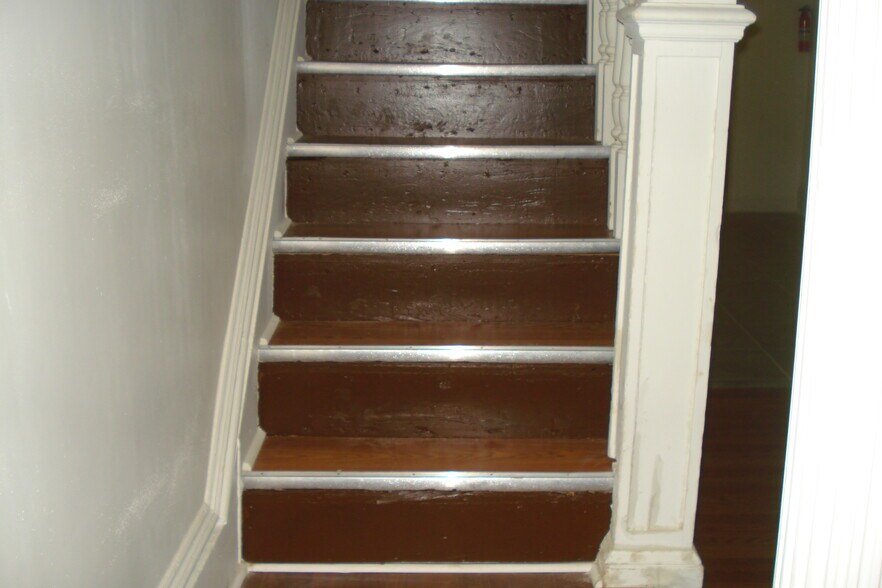 Building Photo - 733 E Chestnut St