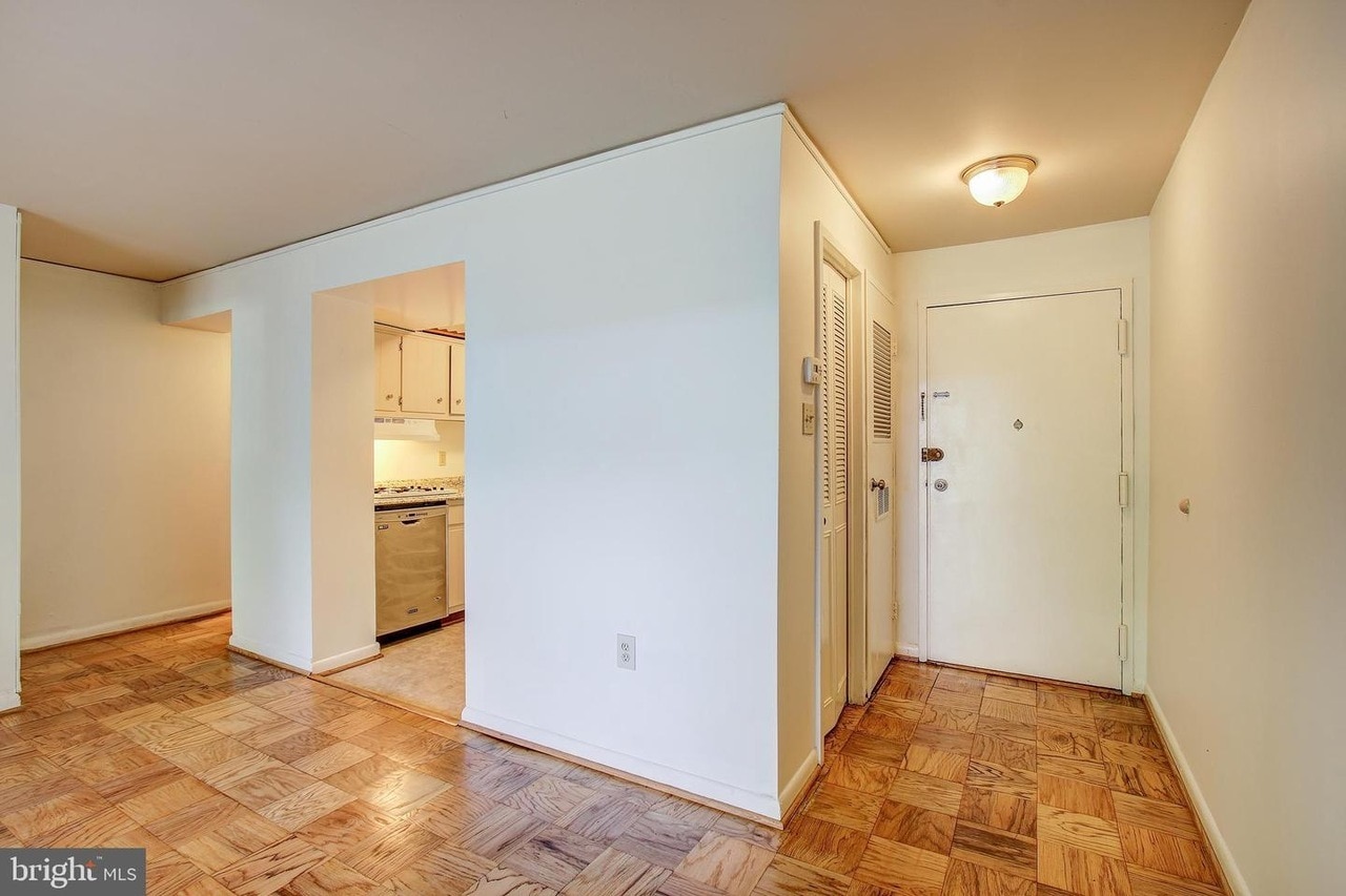 Entrance and living area - 10200 Rockville Pike