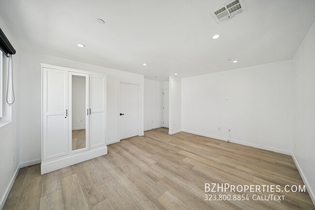 Building Photo - 835 N Harvard Blvd