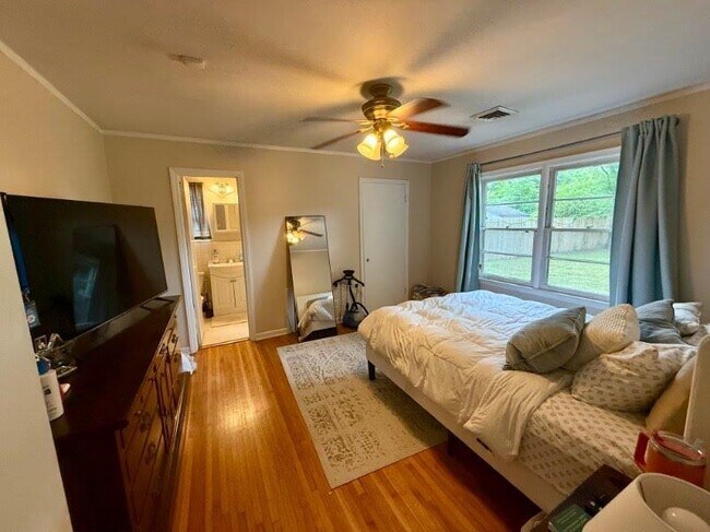 Building Photo - 4623 Leatherwood Ave