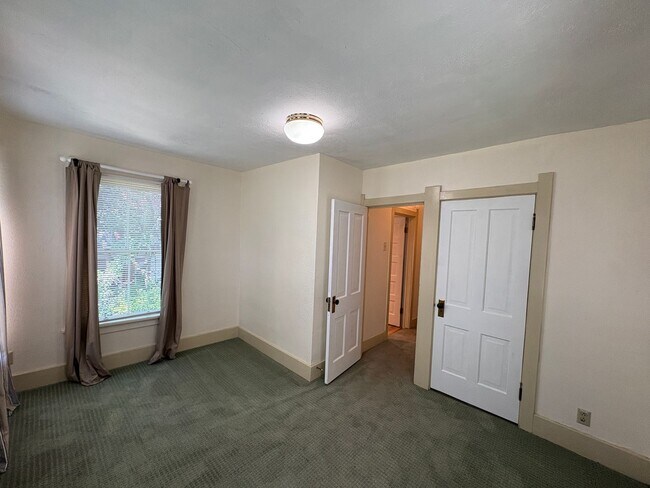 Building Photo - 4 bedroom 2 bathroom Historic Home Downtown Manhattan KS