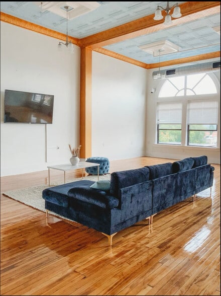 Building Photo - 662 Bleecker St