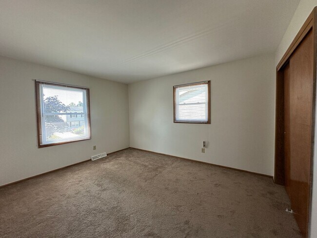 Building Photo - Spacious Townhouse in Greenfield!