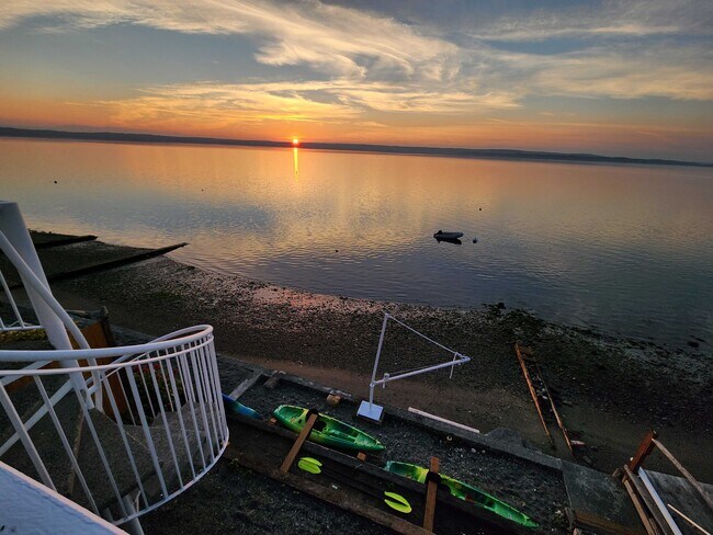 Building Photo - 19118 Soundview Dr NW