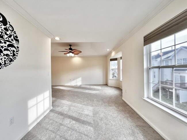 Building Photo - 211 Hawthorne Way