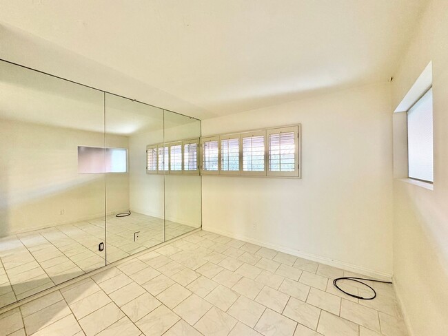 Building Photo - Beautiful 3Bd/2Ba Condo Located in La Jolla!