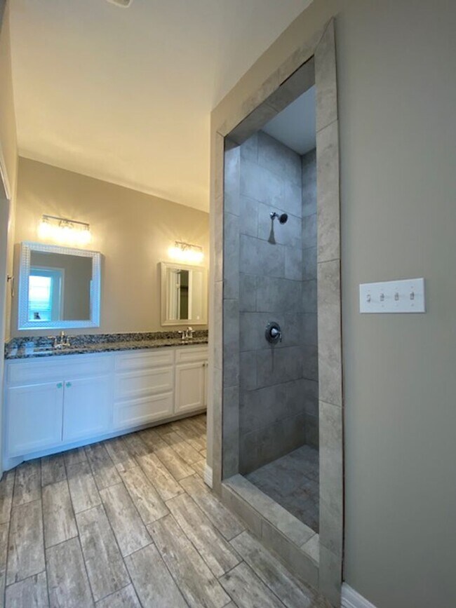 Building Photo - DCR642