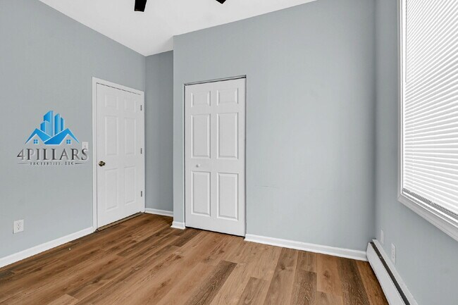 Building Photo - "Charming 2-Bedroom Haven in East Chicago - Spacious 750 Sq Ft Gem!"