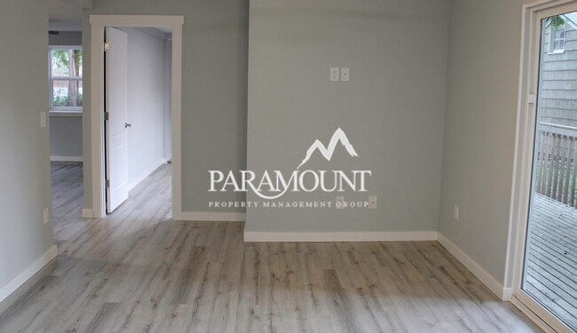 Building Photo - Bright and Modern 2 Bed with Large Bonus Room/Den!