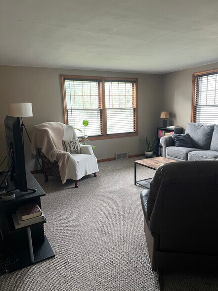 Living room - 1004 Desnoyer St