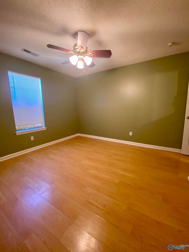 Building Photo - 242 Comet Dr