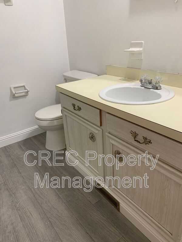 Building Photo - 205 Pinewood Dr