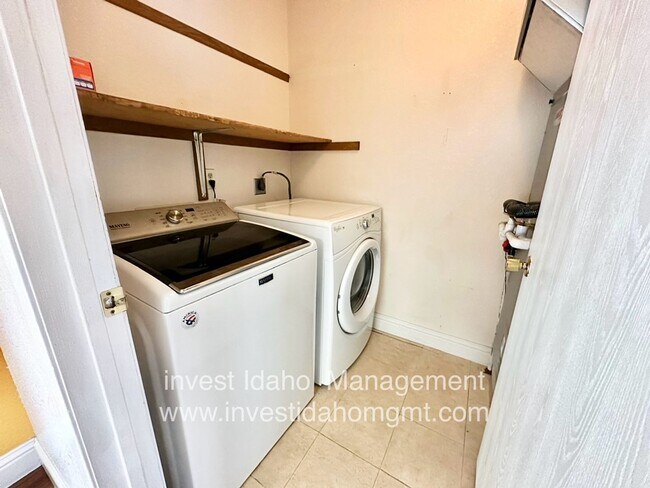 Building Photo - Enjoy the foothill views from your backyard!