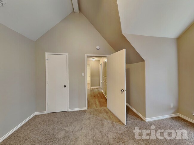 Building Photo - 2124 Glenn Ln