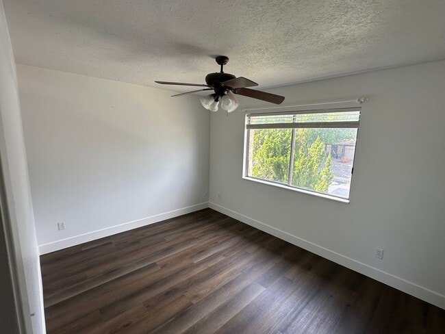 Building Photo - Apartment in Colorview