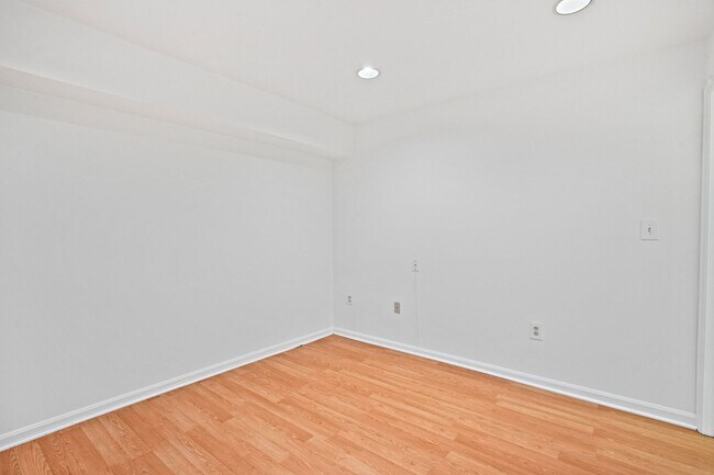 Building Photo - Wonderful Woodley 1 Bedroom with Parking