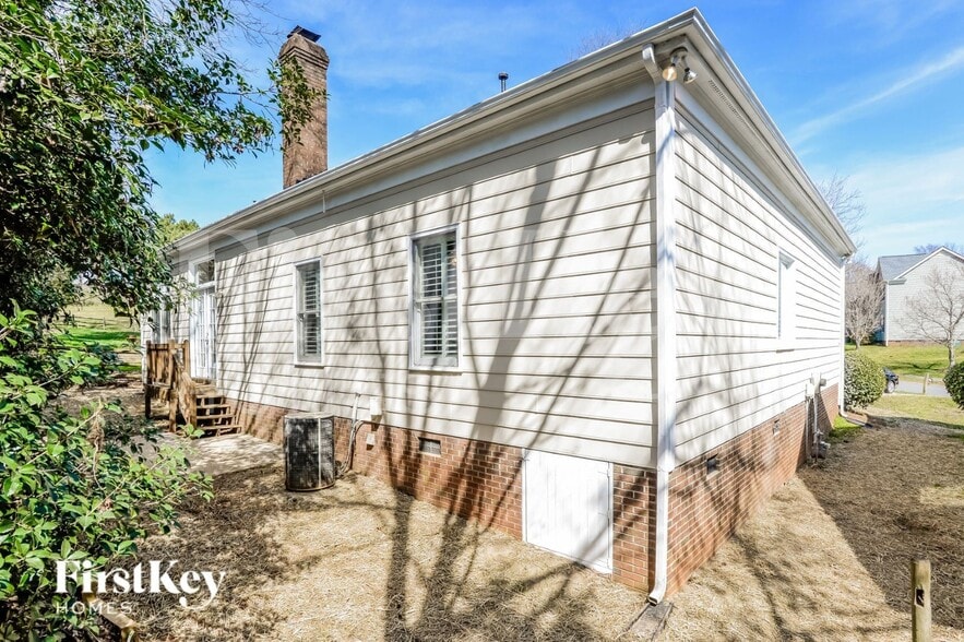Building Photo - 6223 Rosebriar Ln