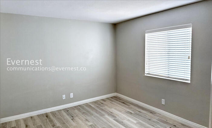 Building Photo - 1920 W Lindner Ave