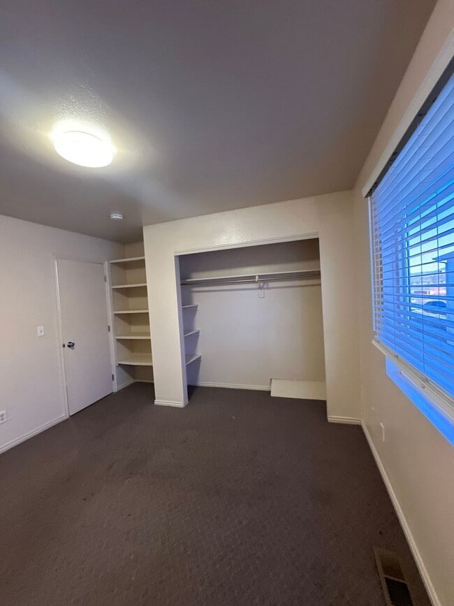 Building Photo - Milford Townhouse