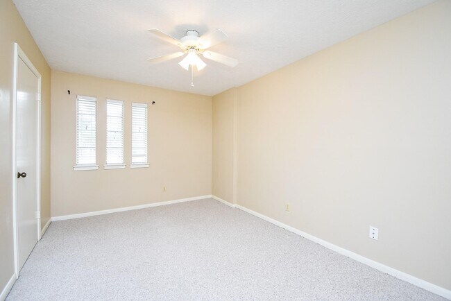 Building Photo - 910 Shillington Dr