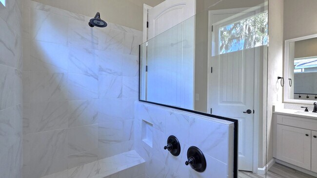 Building Photo - FOR RENT 4 BEDROOM 3 BATHROOM HOME